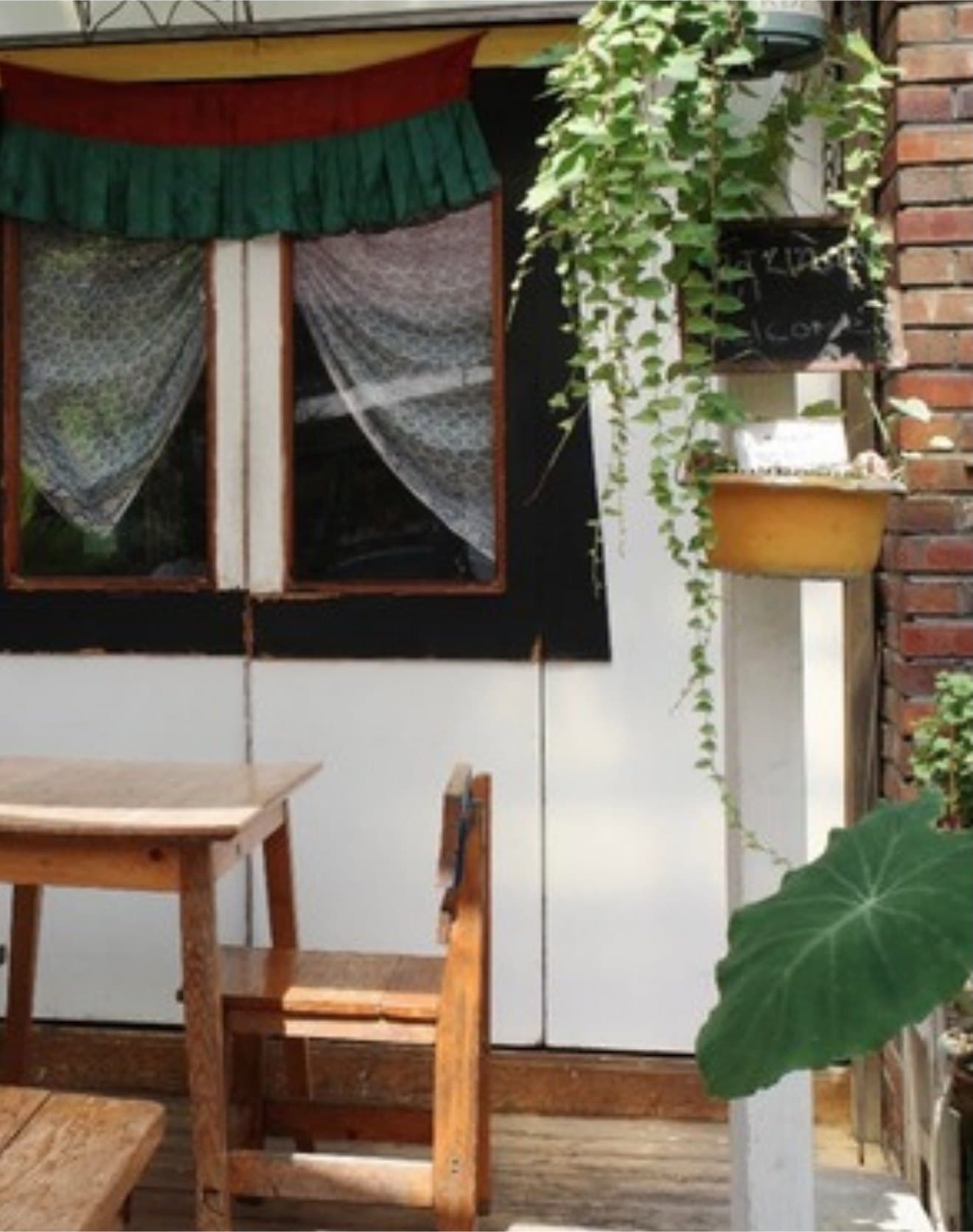 The courtyard seating at Rogpa’s shop in Sajik-dong