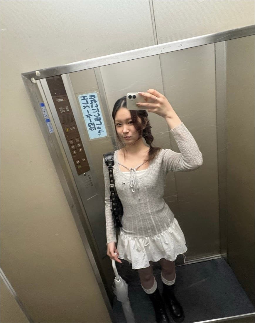 Jiyun in an elevator mirror