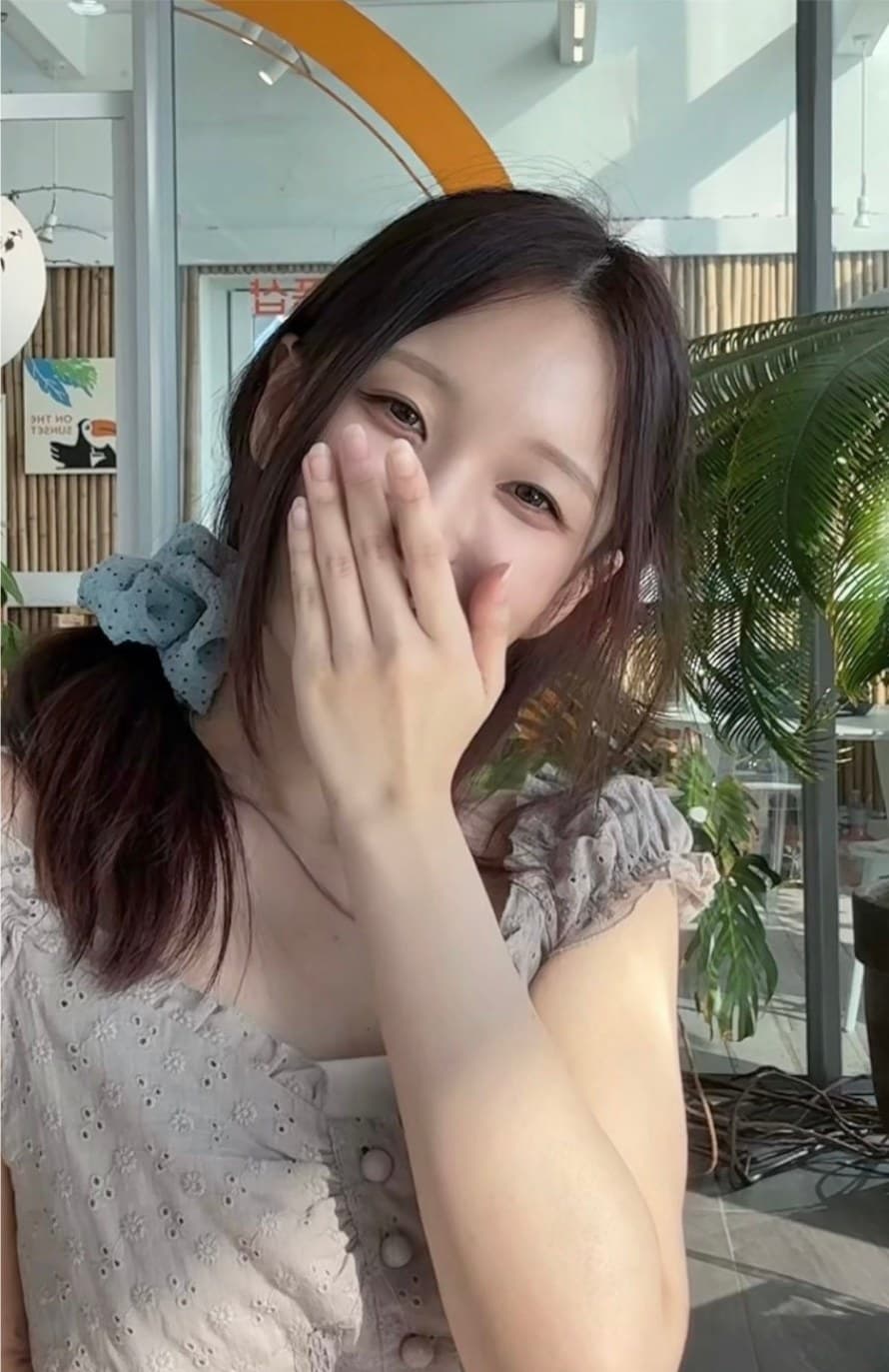 Jiyun smiling, close-up