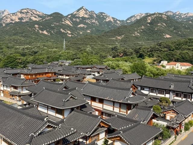 Eunpyeong Hanok Village and the Foothills of Bukhansan