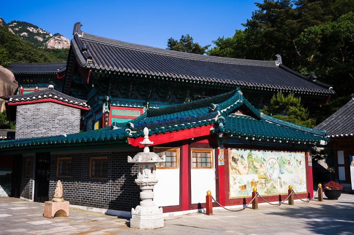 Bukhansan Hanok Village and Mountain Trail Retreat 3