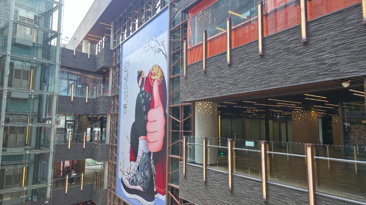 Traditional Craftsmanship and Culinary Heritage in Insadong 5