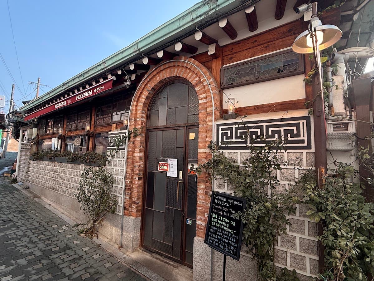 Hanok Tea, Traditional Crafts, and Wood-Fired Flavors in Bukchon 4