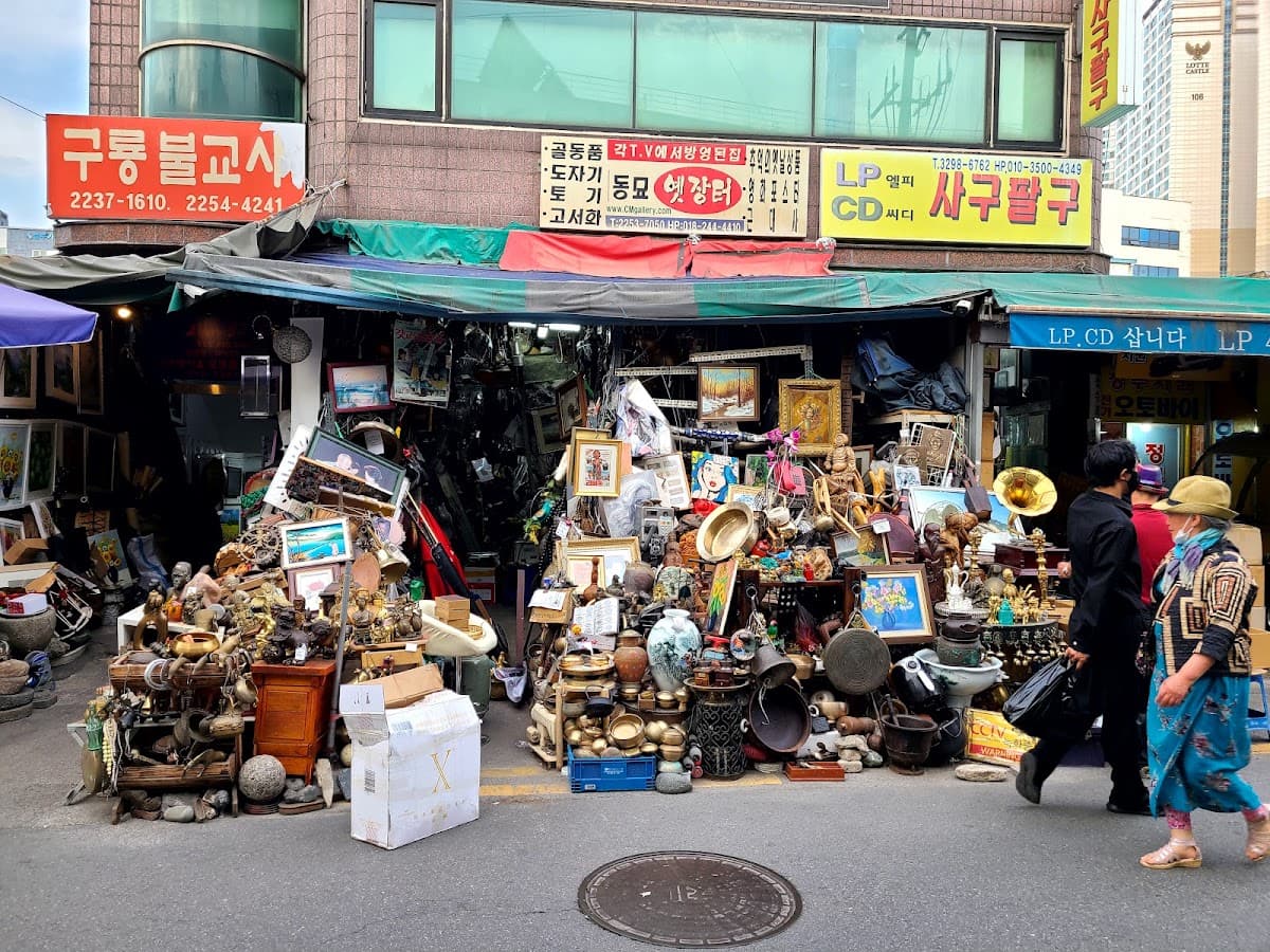 Vintage Treasures and Retro Toy Hunting in Dongmyo 2