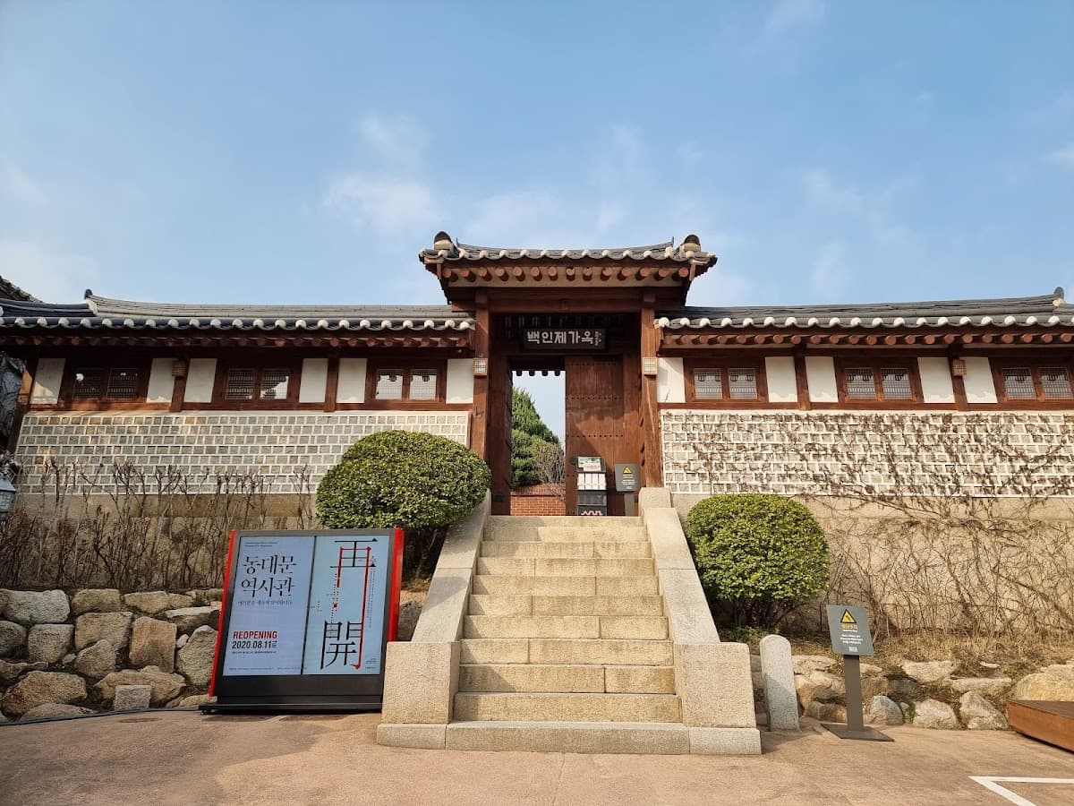 Hanok Tea, Traditional Crafts, and Wood-Fired Flavors in Bukchon